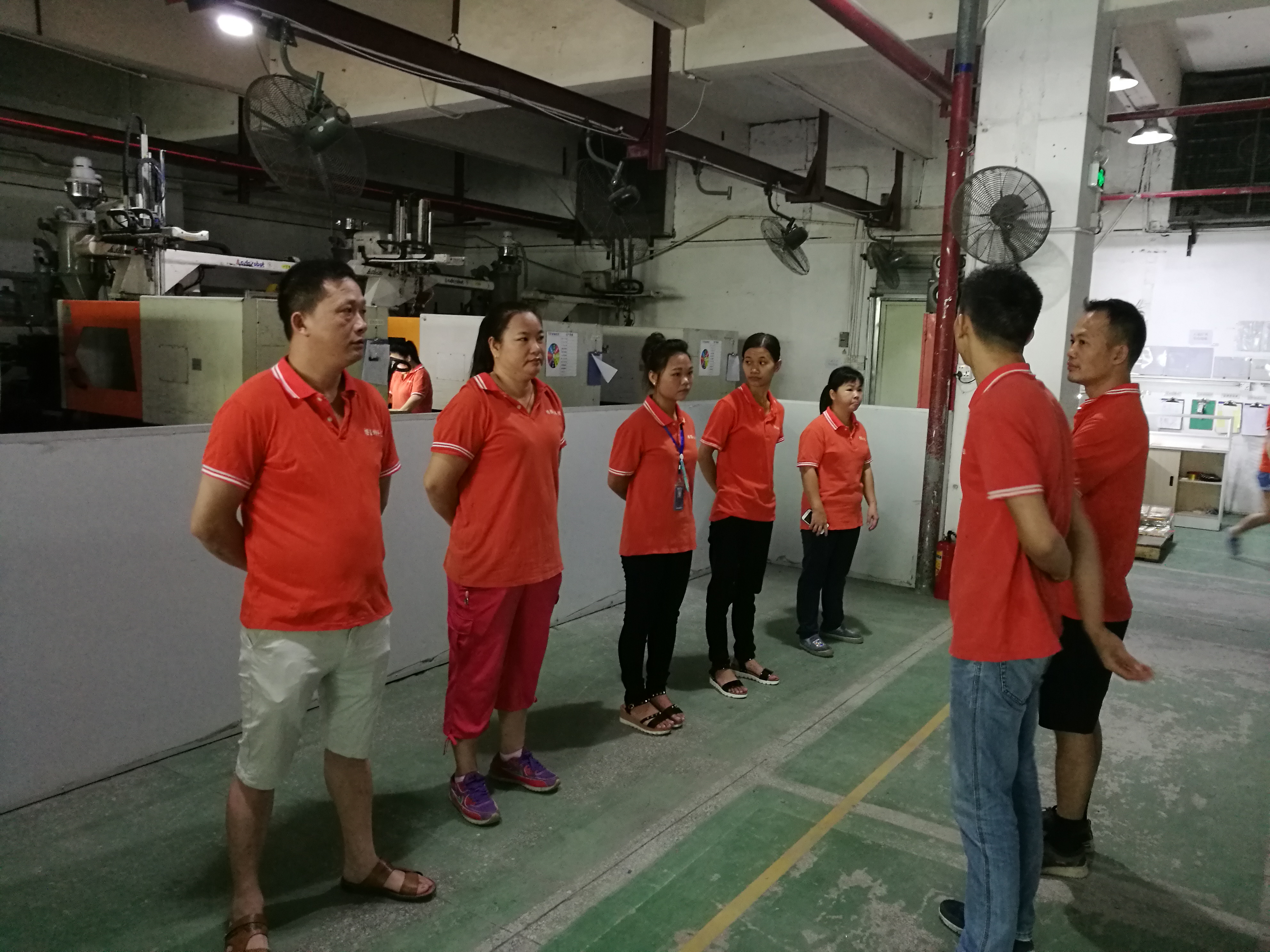 博腾纳同事开早会中