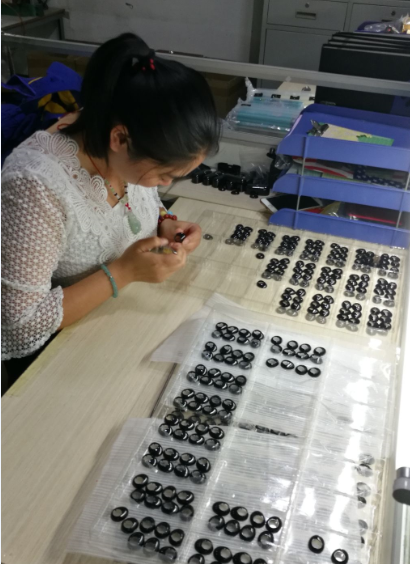 博腾纳—10年注塑安博（中国）加工经验，专业定制耳机外壳