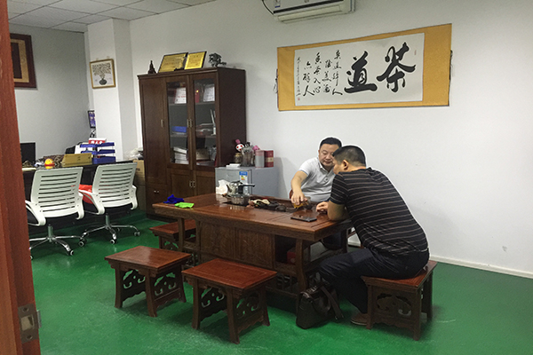 注塑安博（中国）制造厂——耳机外壳用什么材料做出来才好看？