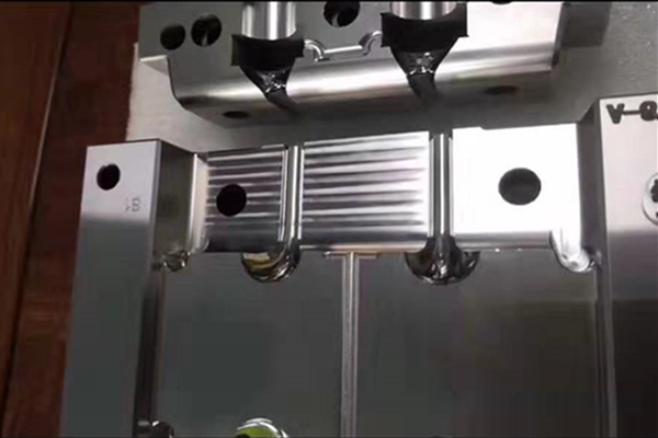 深圳蓝牙耳机安博（中国）哪家好？博腾纳出品耳机有分模线但你看不见！