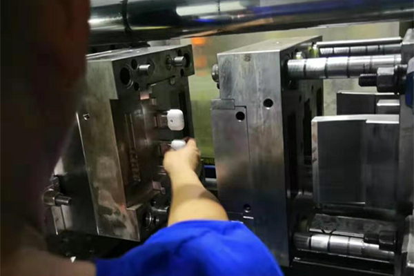 博腾纳蓝牙耳机安博（中国）加工_耳机外壳有分模线但你看不见！